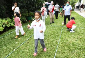 Keseruan Lomba HUT RI Ala Jusuf Kalla dan Keluarga