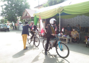 Unik… Pakai Sistem Drive Thru, Wisudawan Gunakan Sepeda