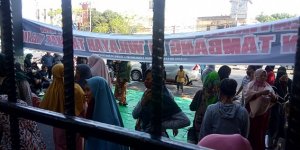 Sudah 30 Jam, Nelayan Tetap Bertahan di Depan Kantor Gubernur Bahkan Sempat Ricuh