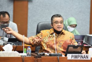 Dana BOS Dipakai untuk Belajar Online, DPR: Gaji Guru Honorer Bagaimana?