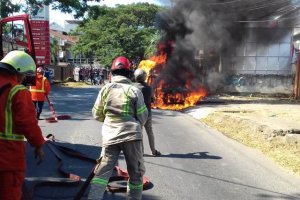 Bikin Panik… Mobil Terbakar Tepat di Depan SPBU