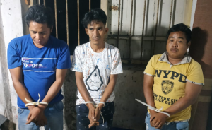 Pria Gemuk dan Pendek Diborgol Polisi Bersama Temannya Gara-gara Berbuat Terlarang