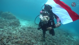 Kenang Kisah Heroik Pahlawan Bangsa, Disabilitas ini Ikut Kibarkan Bendera Merah Putih di Bawah Laut
