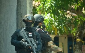 Densus 88 Antiteror Jemput Istri Pimpinan MIT Ummu Syifa