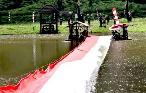 Aksi Kopassus Bentangkan Merah Putih Raksasa di Telaga Saat