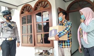 Panik Istri Kram Perut, Suami Adang Mobil Polisi