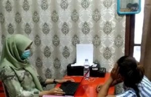 Janda Muda Ini Sedang Panaskan Air untuk Buat Teh, Tiba-tiba Menyiram