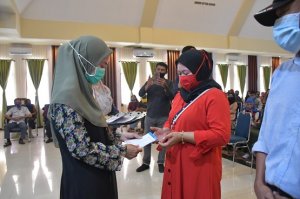 Bupati Indah Serahkan Bantuan Modal kepada 846 UMKM Selama Tiga Bulan