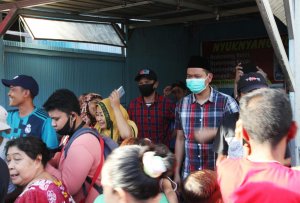 Kunjungi Pedagang Kecil, Dokter Fadli Diserbu Warga