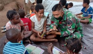 Perpustakaan Keliling TNI Rutin Kunjungi Anak-anak di Perbatasan RI-PNG