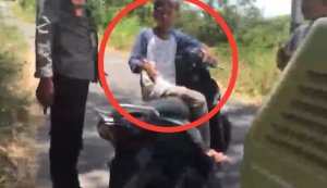Angkat Ban Depan saat Berkendara, Anak Kecil Merengek Minta Tidak Ditilang
