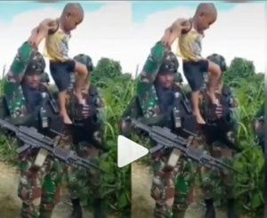Bocah Ini Merengek Ingin Ikut Tentara, Berhenti Menangis Saat Digendong