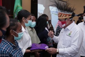 Kunjungi Papua, Menag Fachrul Razi Serahkan Bantuan Pendidikan Rp65 Miliar