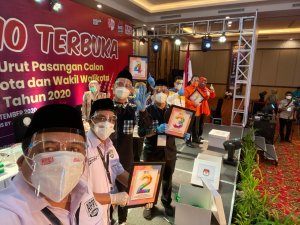 Sejukkan Suasana, Appi Ajak Selfie Semua Paslon