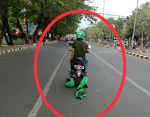 Driver Ojol Kecewa Akunnya Ditutup, Jaketnya Diseret di Jalan