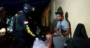 Sopir Angkot Terciduk Pesta Miras, Satu Pelaku Malah Tertidur Pulas