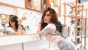 Angela Lee Unggah Foto Ciuman, Netizen Gelisah