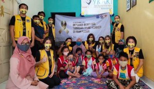 Lions Club Makassar Mammiri Bagi Parcel di Yayasan Anak Kanker