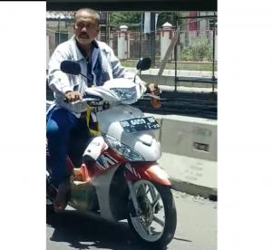 Viral! Pria Botak Berkumis Bawa Motor sambil Bawa Parang di Jalan