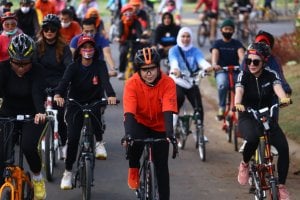 Cara Fatma Jaga Kebugaran: Gowes Sepanjang 16 Kilometer
