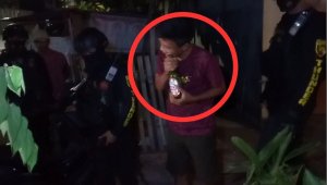 Buka Tutup Botol Miras Pakai Gigi, Bukannya Dipuji, Eh… Malah Diciduk Polisi
