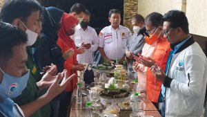 Kompak Berkemeja Orange, Sebelum Berangkat ke Lokasi Pengundian Nomor Urut, Danny-Fatma Gelar Doa Bersama