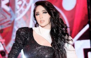 Dewi Perssik Luapkan Emosi di Medsos