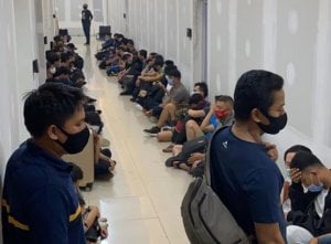 Puluhan Pria Tanpa Busana Berbuat Terlarang di Apartemen, Lihat Tuh Mereka
