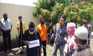 Bersama Istri Gantung Ibu Kandung di Pohon Rambutan, Begitu Meninggal Langsung Teriak Histeris