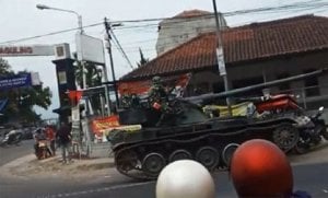 Detik-detik Tank TNI AD Tabrak 4 Motor dan Gerobak Tahu