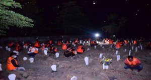 Pelanggar Dihukum Berdoa di Makam Korban Covid-19 Malam Hari