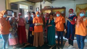 Emak-emak Pasang Badan Bela Anir-Lutfi