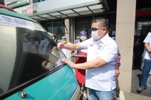 Sopir Petepete Senang Kendaraannya Disemprot Disinfektan Tim Satgas Kesehatan Appi-Rahman