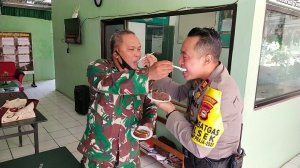 Aksi Polri di HUT TNI ke-75, Beri Kue Ulang Tahun hingga Saling Suap