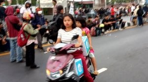 Mengais Rupiah di Tengah Rombongan Massa yang Mulai Anarkis