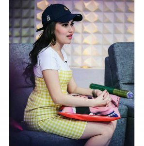Ayu Ting Ting Gandeng Mesra Calon Suami, Netizen: Alhamdulillah Tidak Jadi Benalu Lagi