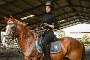 Anya Geraldine Tampil Cetar Saat Berkuda, Netizen Berebut Pengen Jadi Kudanya