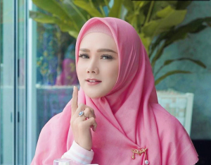 Saling Balas Hadiah, Mulan Jameela Puji Syifa Hadju: Calon Makmumnya Kak El Rumi