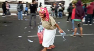 Terobos Aksi Unjuk Rasa, Nenek Tua Renta ini Pungut Plastik Bekas