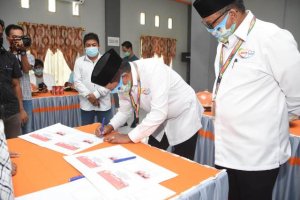 Kaswadi Razak dan Lutfi Halide Tandatangani Spesimen Desain Surat Suara