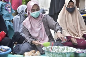 Begini Gaya IDP Buat “Simbole” Bersama Ibu-ibu Desa Kariango