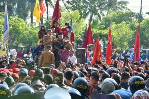 Gubernur Orasi di Atas Mimbar Massa Aksi UU Omnibuslaw