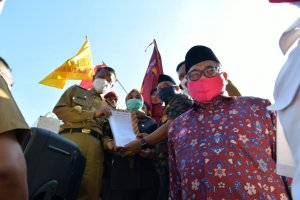 Didampingi Ketua DPRD Temui Aksi Demonstran UU Cipta Kerja, Gubernur Sulsel Bilang Begini