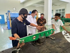 Buat Pesawat Ultralight Sesuai Standar, Hairul Kunjungi Lab Fakultas Teknik Unhas