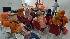 Bisa Jadi Industri Rumahan, Srikandi Anir-Lutfi Latih Emak-emak Bikin Kue