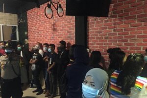 Detik-detik Bos Panti Pijat Positif Covid-19 Melompat dari Ambulans dan Gabung Massa Demo