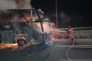 Mengerikan! Bus Penumpang Terbakar di Tol Jagorawi