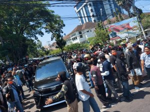 DP Diperiksa Dugaan Pidana Pilkada, Massa Pendukung Ikut “Kepung” Markas Polisi