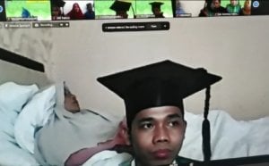 Mengharukan, Musawir Mahasiswa FTI UMI Wisuda di Samping Ibu yang Sakit