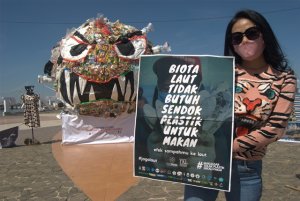 Menyerupai Virus Corona, Monster Plastik “Serang” Kota Makassar